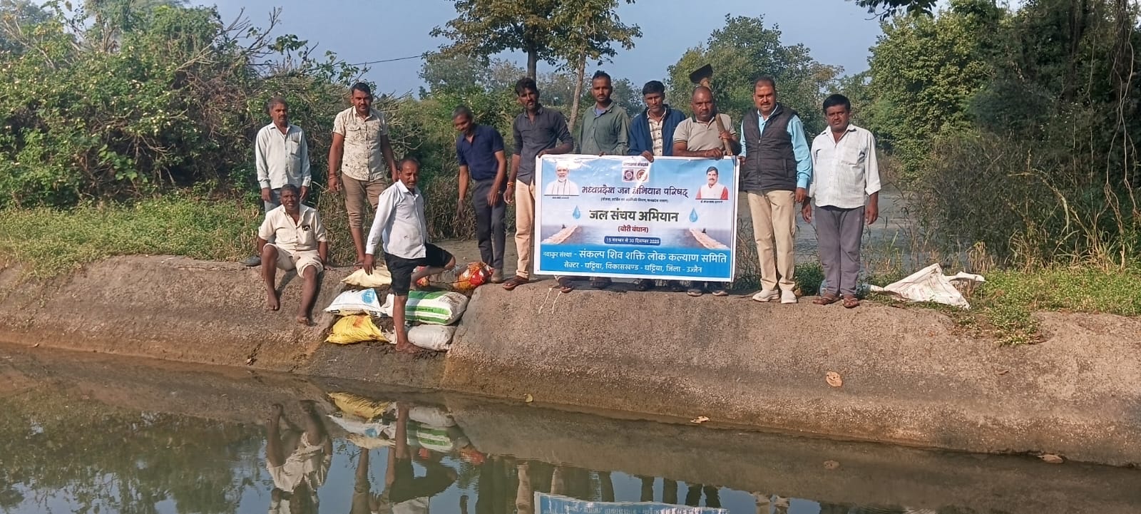 उज्जैनिया में जलसंचय का बड़ा अभियान: नाले पर बोरी बंधान से रोका गया लाखों लीटर वर्षाजल