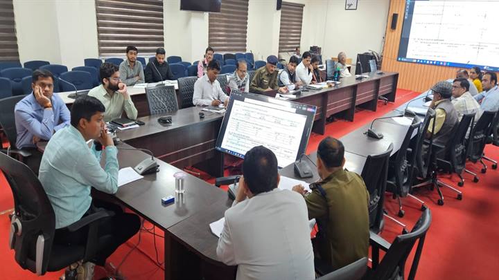 वाहन चलाते समय मोबाइल चलाने वालों पर सख्त कार्यवाही करें- कलेक्टर श्री सिंह