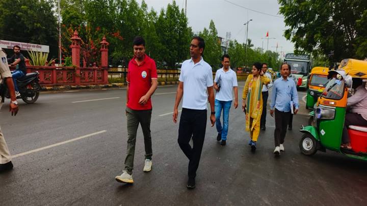 नवीन फुटपाथ निर्माण के दौरान आमजन की सुरक्षा के लिए रेलिंग लगाई जाए-संभागायुक्त श्री सिंह