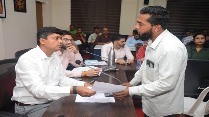 कलेक्टर श्री सिंह द्वारा विभिन्न मामलों में जनसुनवाई की गई
