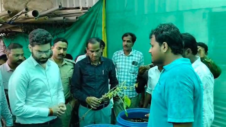 उज्जैन में प्राकृतिक खेती कर रहे किसान के खेत पर जैविक इनपुट