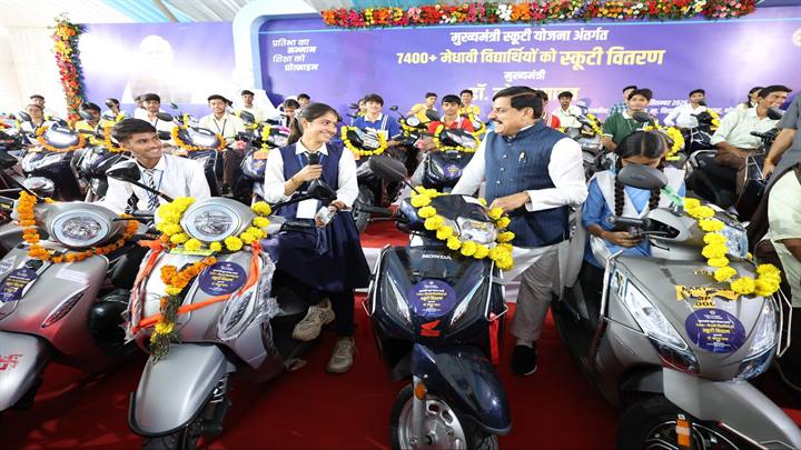 मुख्यमंत्री स्कूटी योजना के तहत मेधावी mukhyamantri scooty yojanaविद्यार्थियों को स्कूटी वितरण