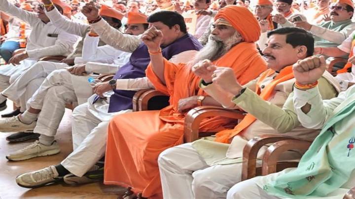 सेवा ज्योति यात्रा में मशाल लेकर मुख्यमंत्री डॉ. मोहन यादव