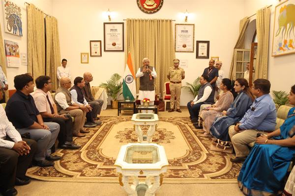 राज्यपाल मंगुभाई पटेल की अभियान शुभारंभ कार्यक्रम वाली वास्तविक तस्वीर का उपयोग करें।